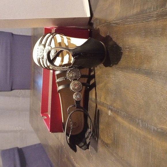 Girls memory foam black jeweled sandals - Picture 2 of 3